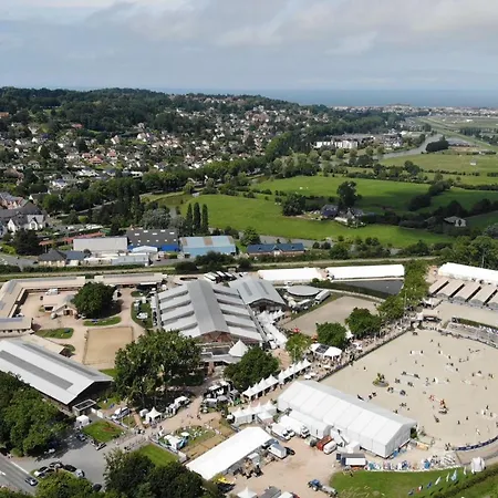 Holiday home Authentique Maison Normande Avec Piscine Tourgeville